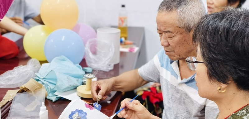 巧手迎七夕 愛(ài)意暖社區(qū)